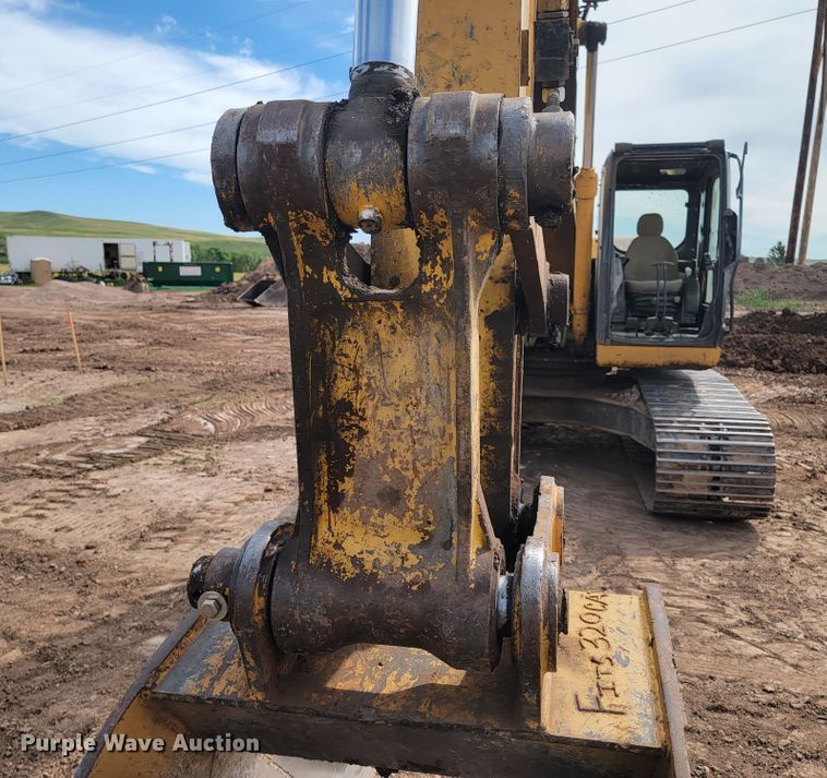 image for item JG9822 2005 John Deere 200C LC  excavator