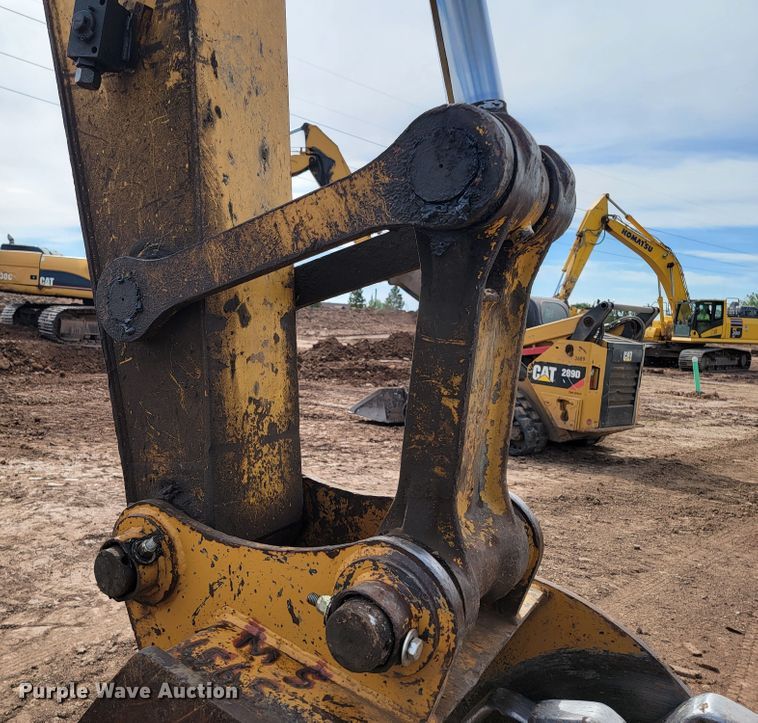 image for item JG9822 2005 John Deere 200C LC  excavator