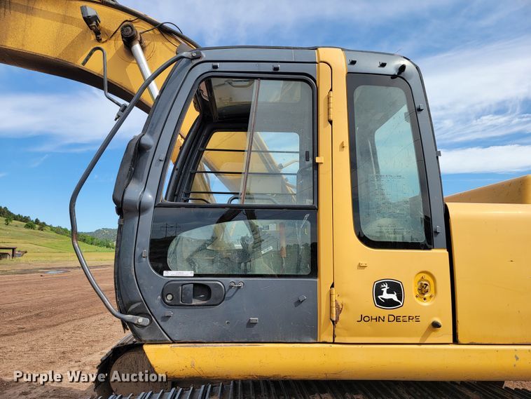 image for item JG9822 2005 John Deere 200C LC  excavator