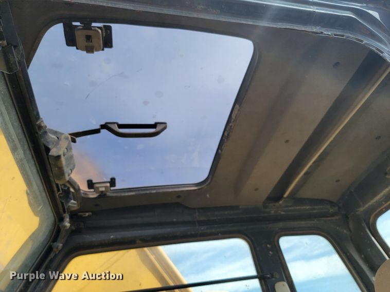 image for item JG9822 2005 John Deere 200C LC  excavator