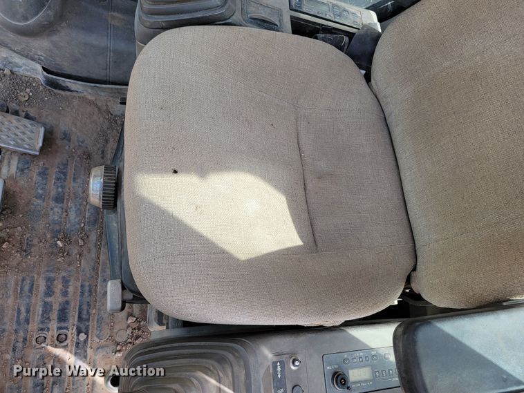 image for item JG9822 2005 John Deere 200C LC  excavator