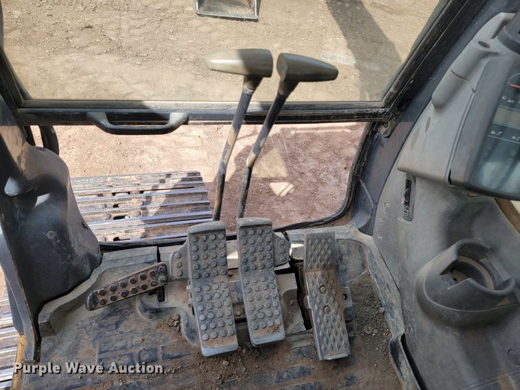 image for item JG9822 2005 John Deere 200C LC  excavator