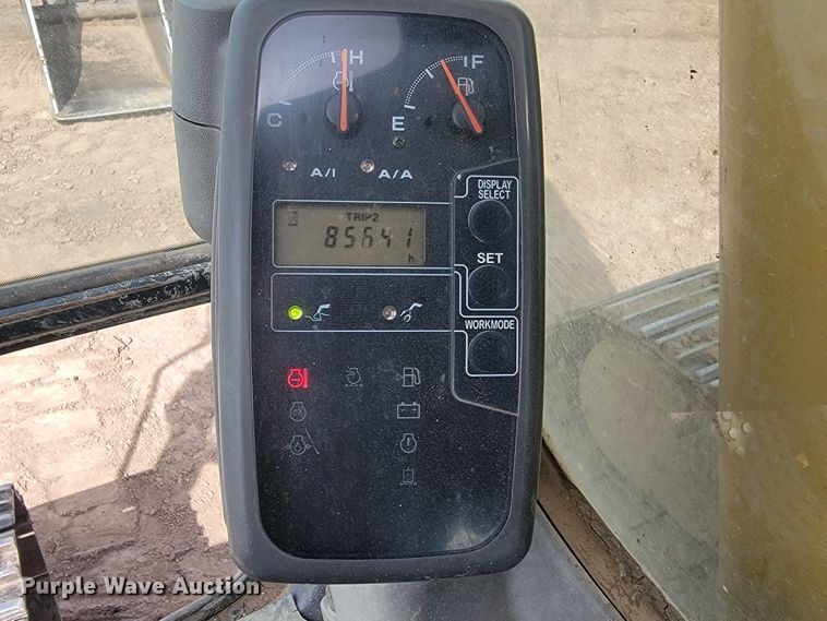 image for item JG9822 2005 John Deere 200C LC  excavator