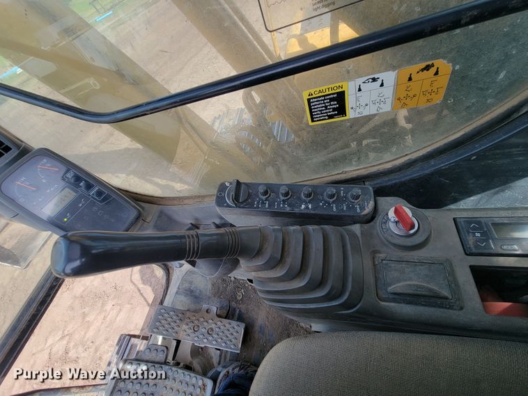 image for item JG9822 2005 John Deere 200C LC  excavator