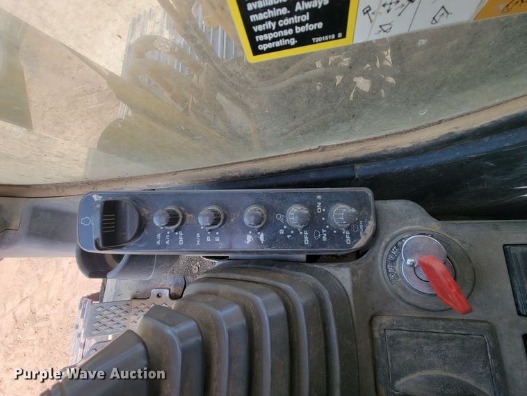 image for item JG9822 2005 John Deere 200C LC  excavator