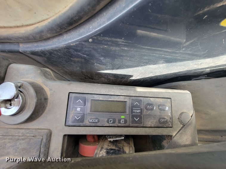 image for item JG9822 2005 John Deere 200C LC  excavator