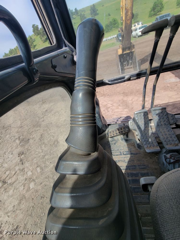 image for item JG9822 2005 John Deere 200C LC  excavator