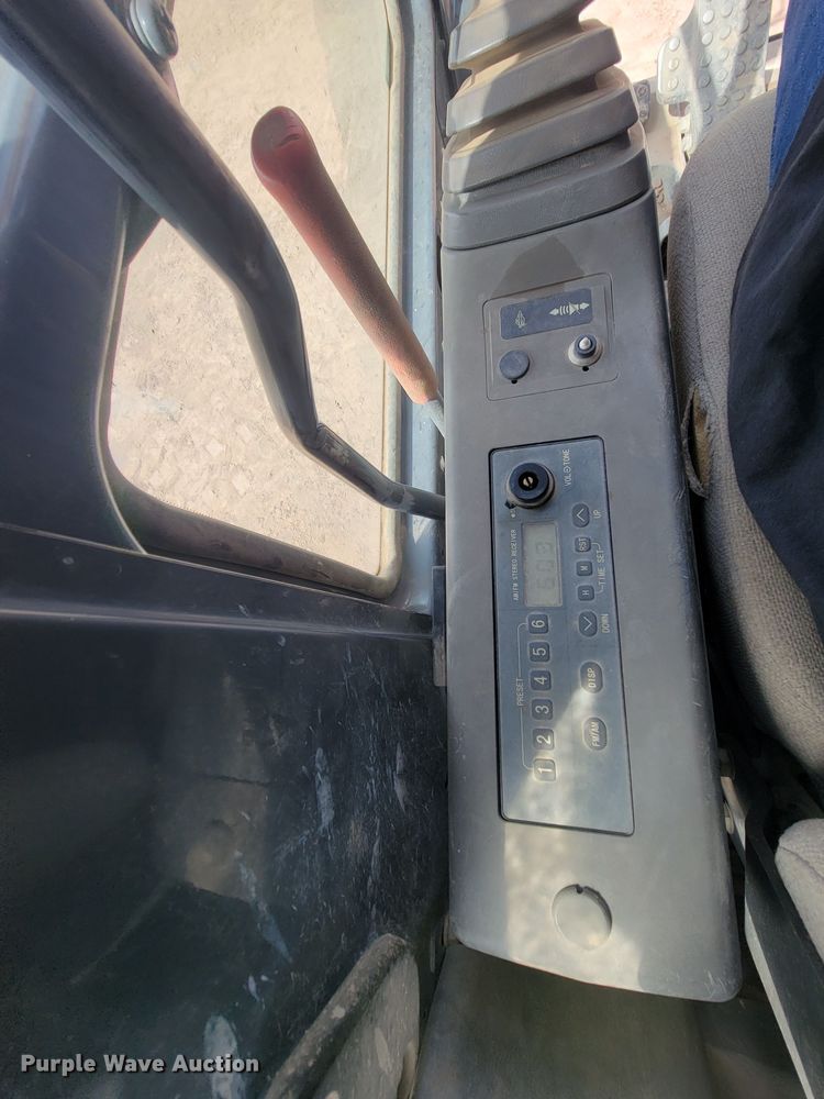 image for item JG9822 2005 John Deere 200C LC  excavator