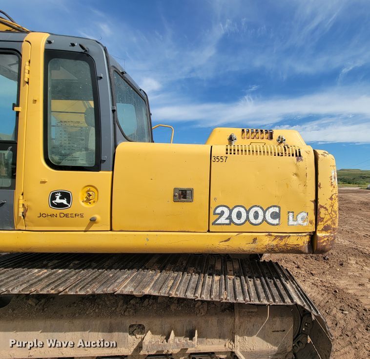 image for item JG9822 2005 John Deere 200C LC  excavator