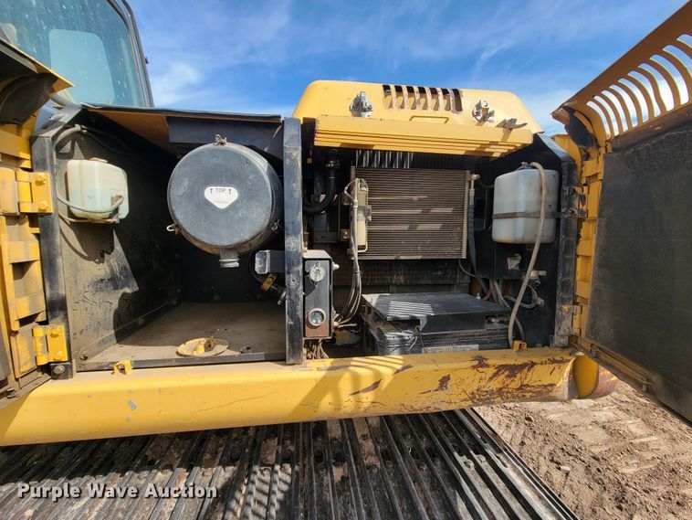 image for item JG9822 2005 John Deere 200C LC  excavator