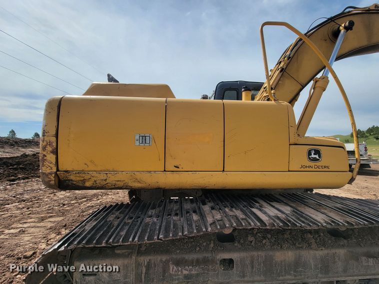 image for item JG9822 2005 John Deere 200C LC  excavator