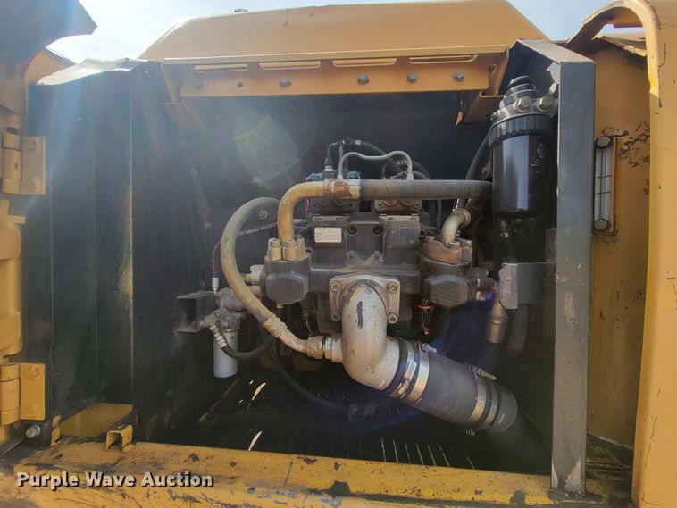 image for item JG9822 2005 John Deere 200C LC  excavator