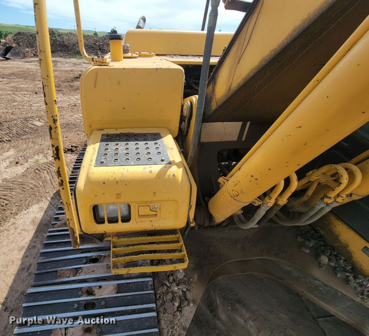 image for item JG9822 2005 John Deere 200C LC  excavator