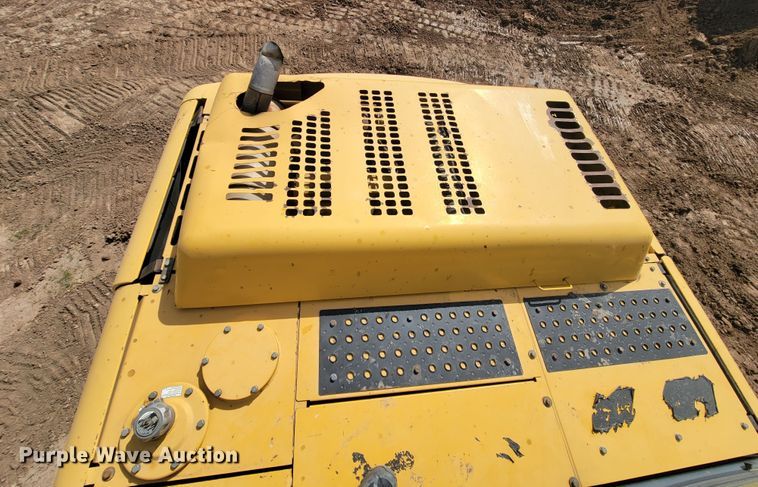 image for item JG9822 2005 John Deere 200C LC  excavator