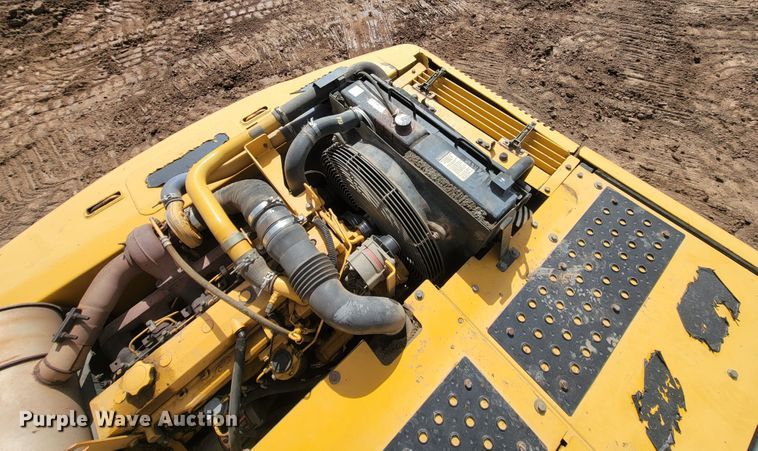 image for item JG9822 2005 John Deere 200C LC  excavator