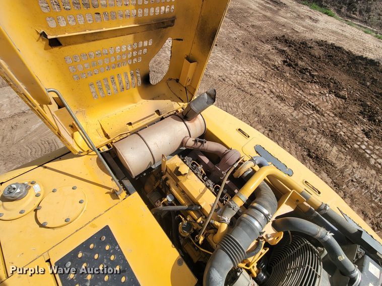 image for item JG9822 2005 John Deere 200C LC  excavator