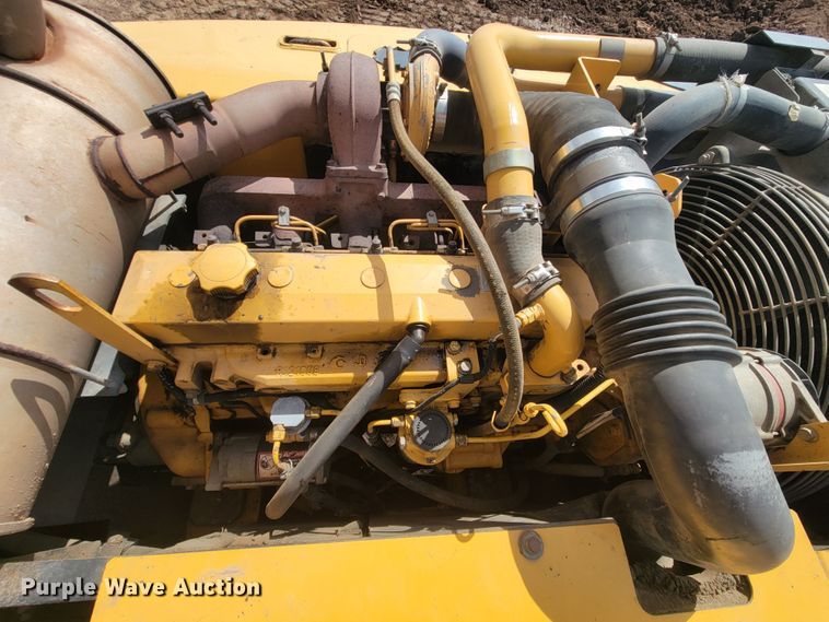 image for item JG9822 2005 John Deere 200C LC  excavator