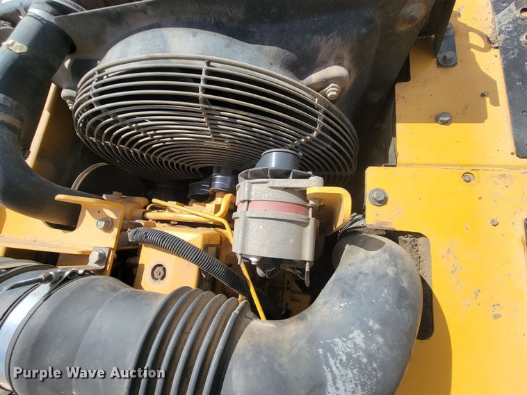 image for item JG9822 2005 John Deere 200C LC  excavator