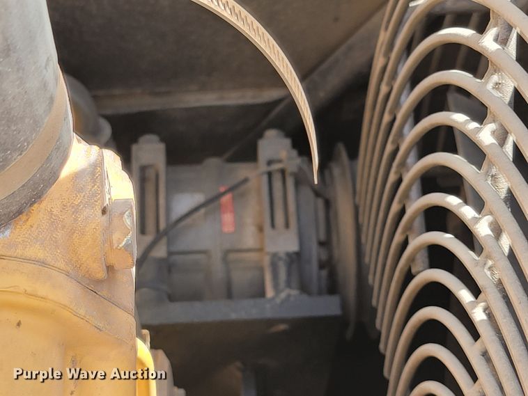 image for item JG9822 2005 John Deere 200C LC  excavator