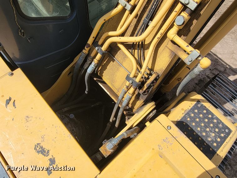 image for item JG9822 2005 John Deere 200C LC  excavator