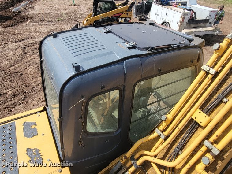 image for item JG9822 2005 John Deere 200C LC  excavator