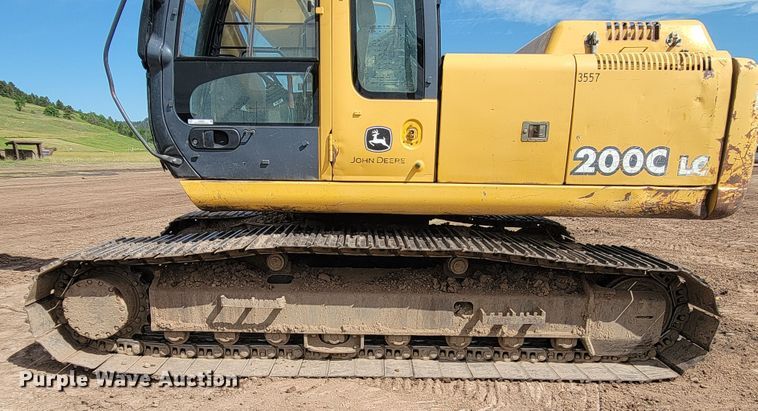 image for item JG9822 2005 John Deere 200C LC  excavator