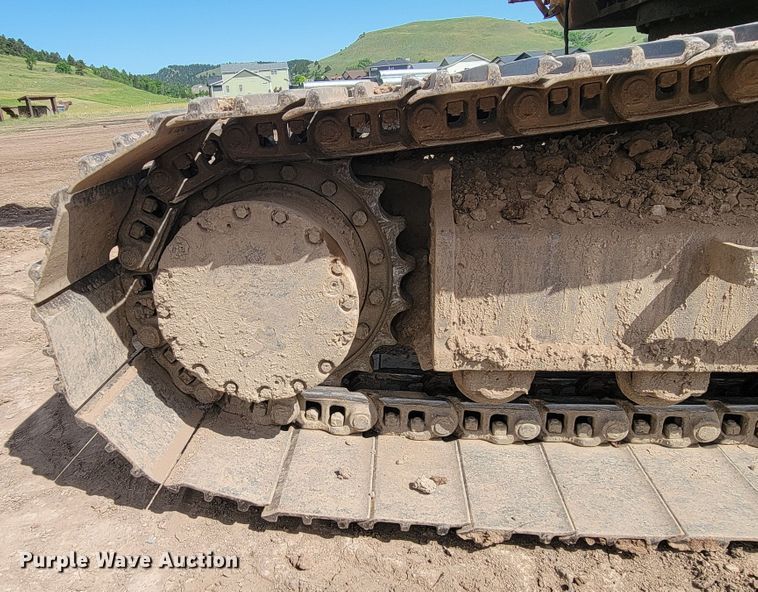 image for item JG9822 2005 John Deere 200C LC  excavator