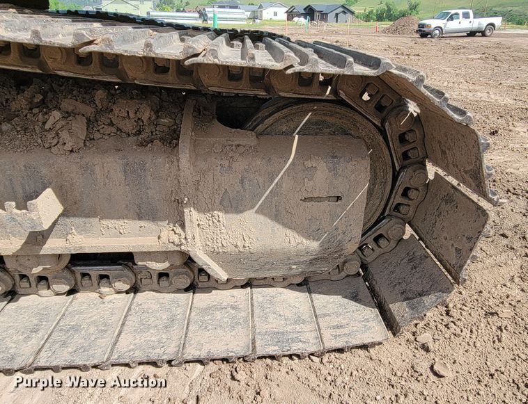 image for item JG9822 2005 John Deere 200C LC  excavator