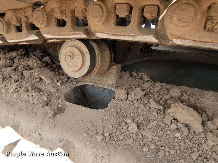 image for item JG9822 2005 John Deere 200C LC  excavator