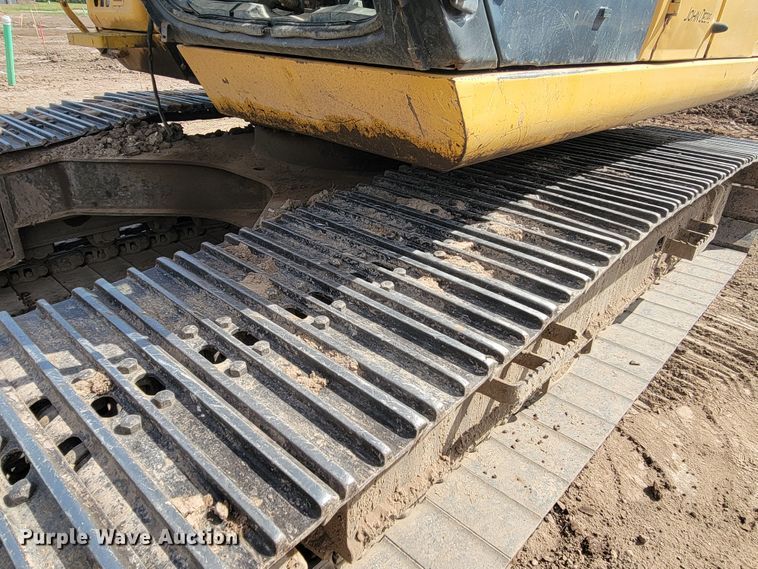 image for item JG9822 2005 John Deere 200C LC  excavator