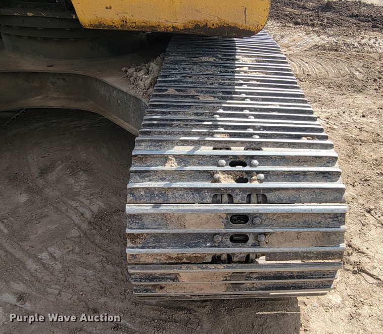 image for item JG9822 2005 John Deere 200C LC  excavator