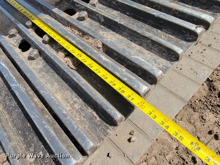 image for item JG9822 2005 John Deere 200C LC  excavator