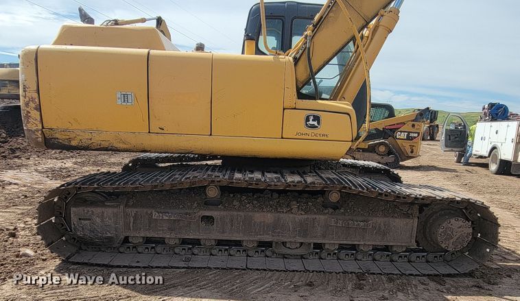 image for item JG9822 2005 John Deere 200C LC  excavator