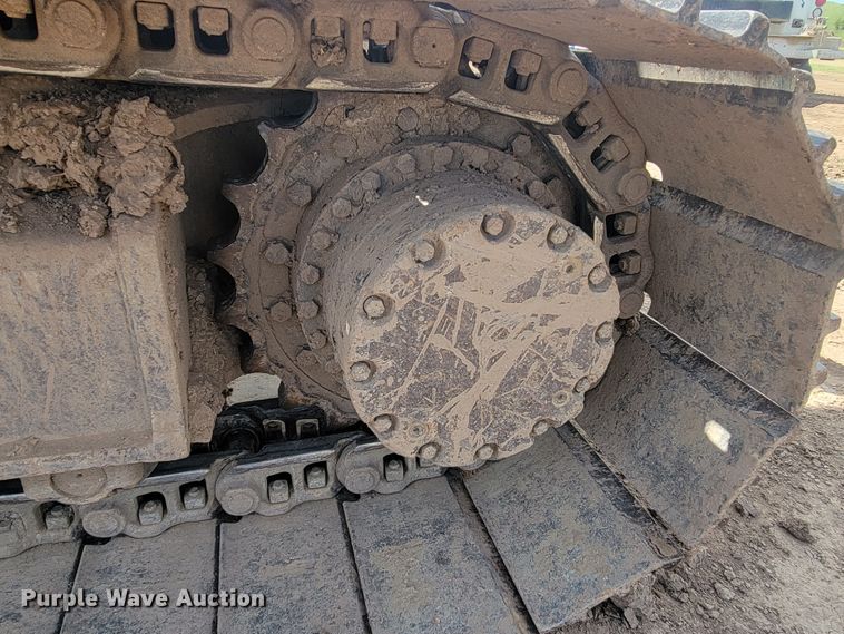 image for item JG9822 2005 John Deere 200C LC  excavator