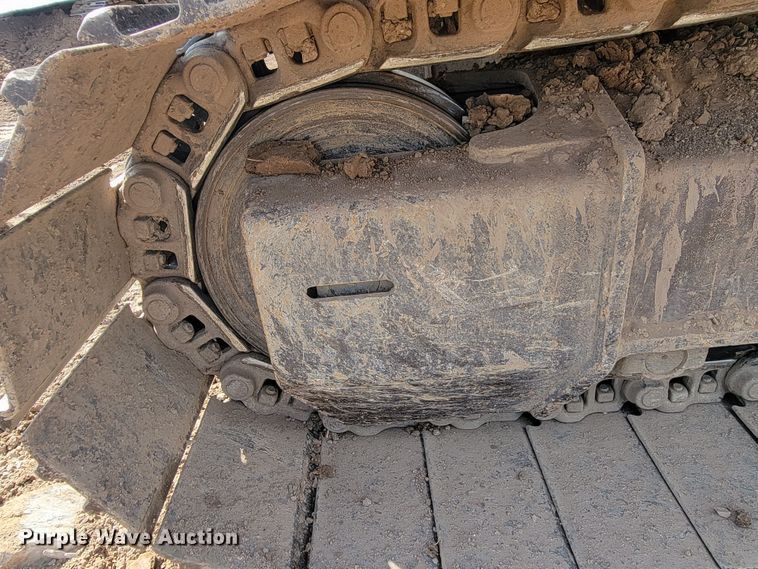 image for item JG9822 2005 John Deere 200C LC  excavator