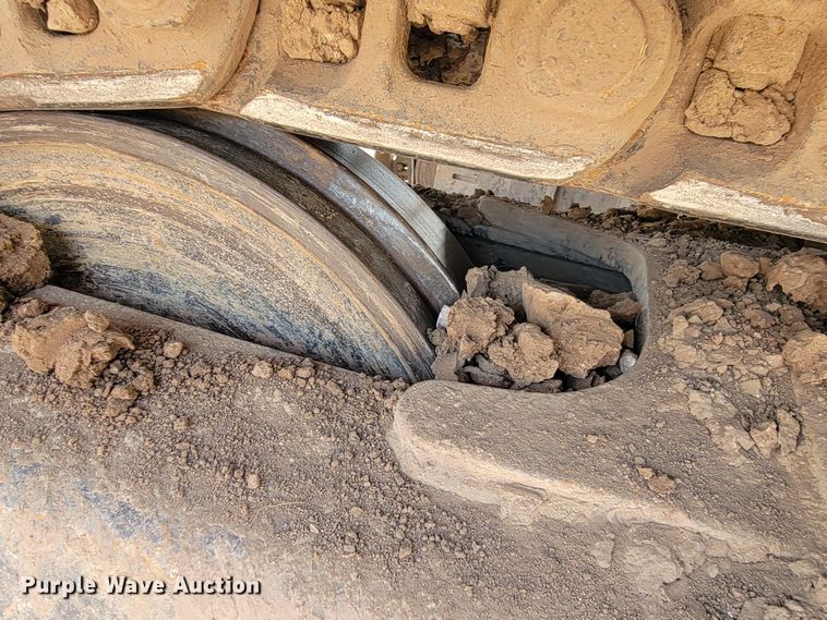 image for item JG9822 2005 John Deere 200C LC  excavator