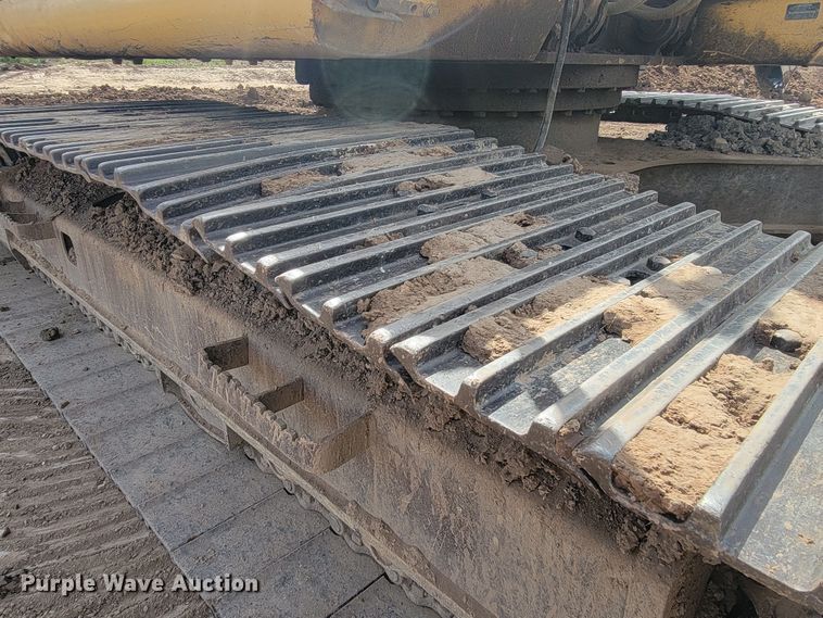 image for item JG9822 2005 John Deere 200C LC  excavator