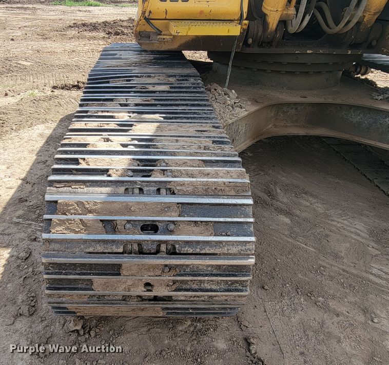 image for item JG9822 2005 John Deere 200C LC  excavator