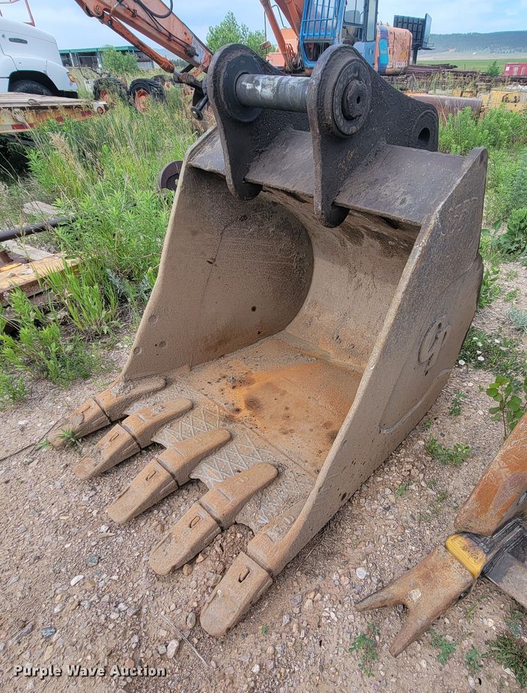 image for item JG9822 2005 John Deere 200C LC  excavator