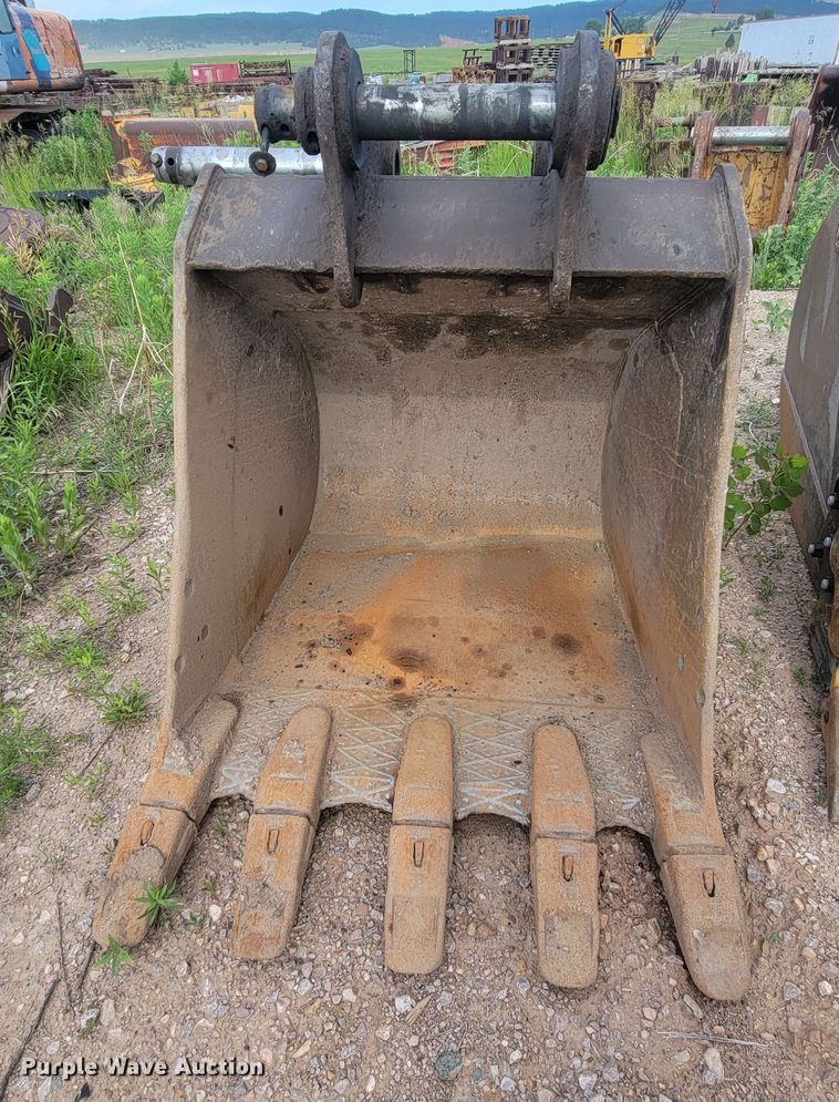 image for item JG9822 2005 John Deere 200C LC  excavator