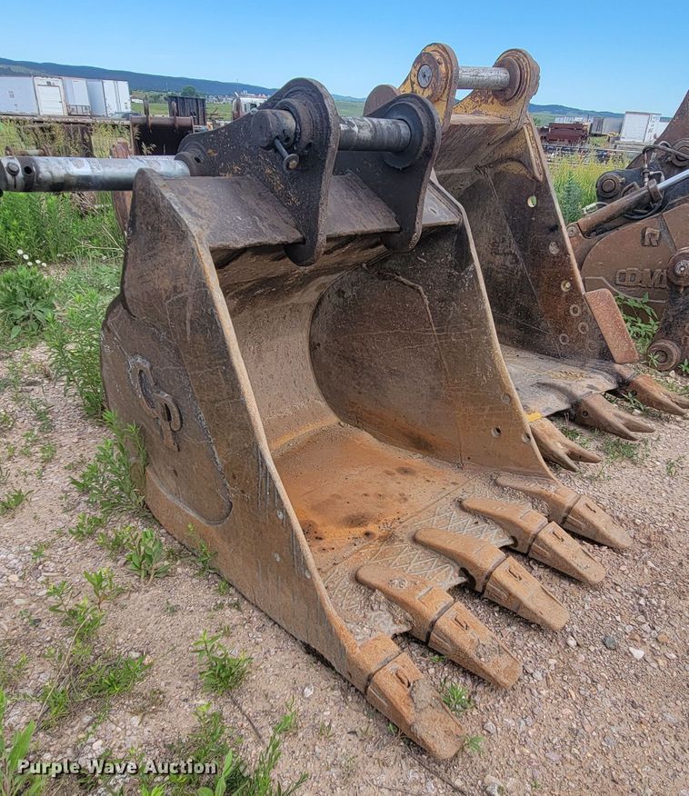 image for item JG9822 2005 John Deere 200C LC  excavator