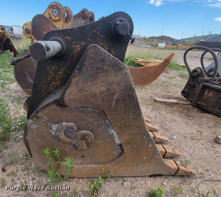 image for item JG9822 2005 John Deere 200C LC  excavator