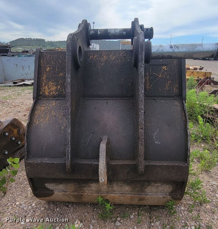 image for item JG9822 2005 John Deere 200C LC  excavator