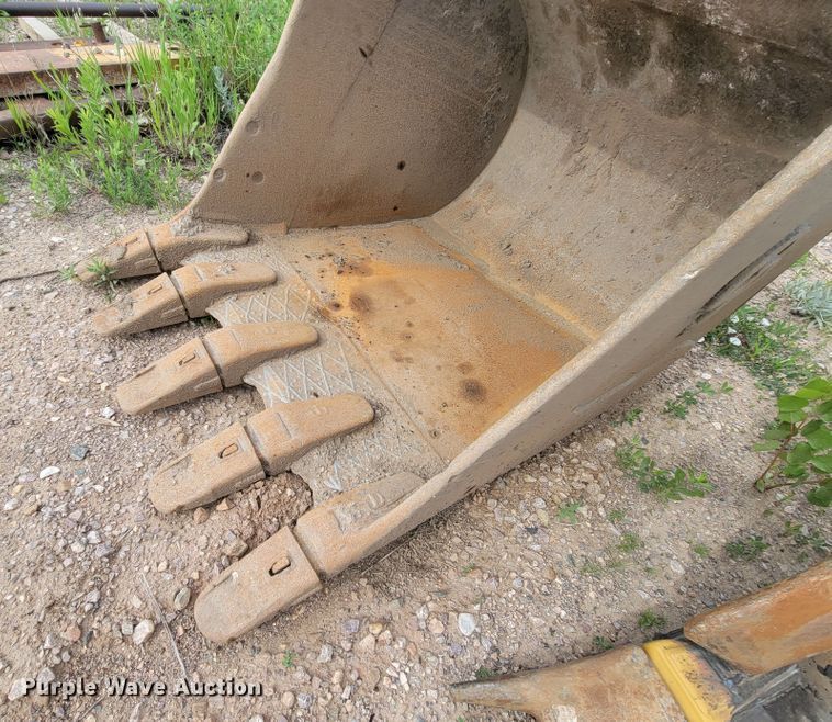 image for item JG9822 2005 John Deere 200C LC  excavator