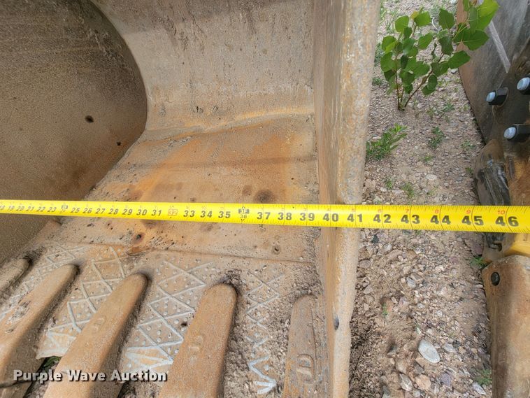 image for item JG9822 2005 John Deere 200C LC  excavator