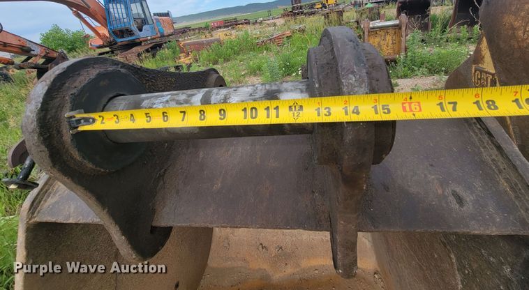 image for item JG9822 2005 John Deere 200C LC  excavator