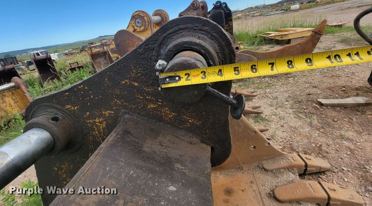 image for item JG9822 2005 John Deere 200C LC  excavator