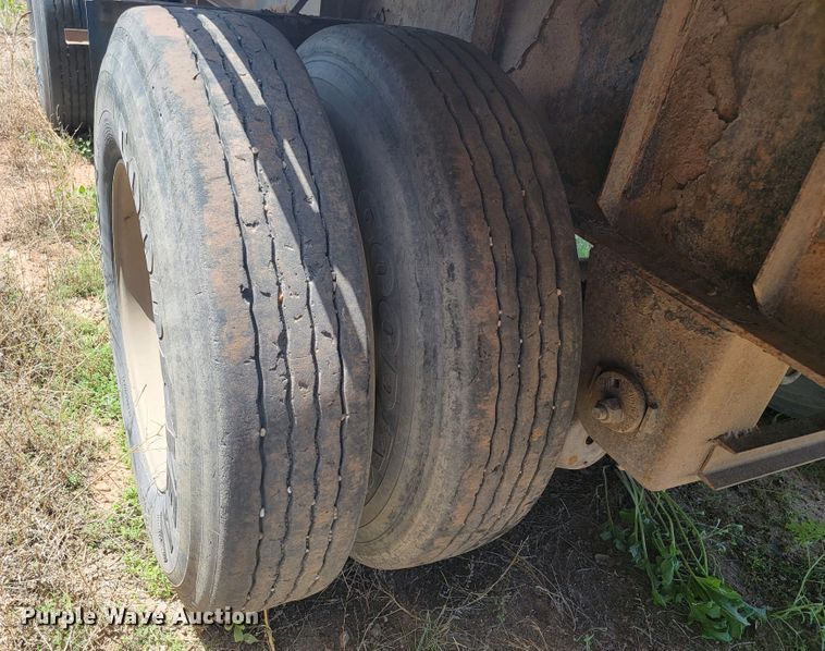 image for item JG9824 2000 Great Dane  flatbed trailer