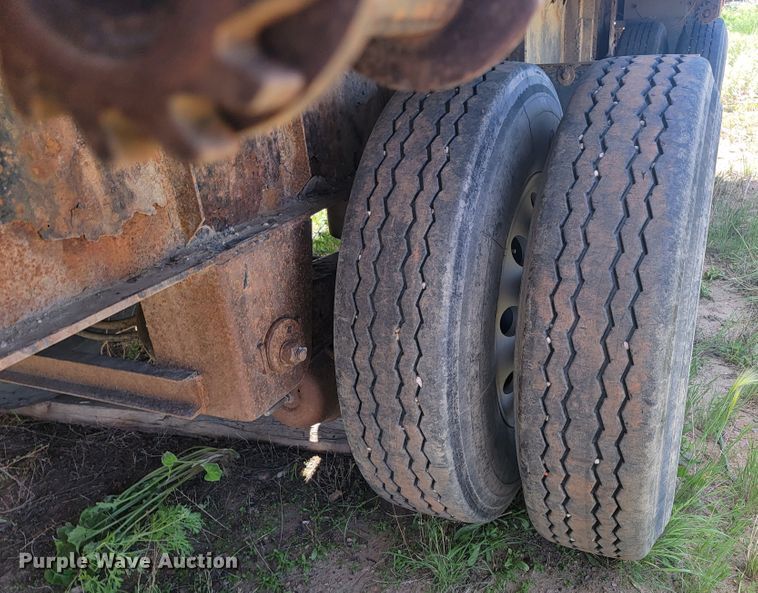 image for item JG9824 2000 Great Dane  flatbed trailer