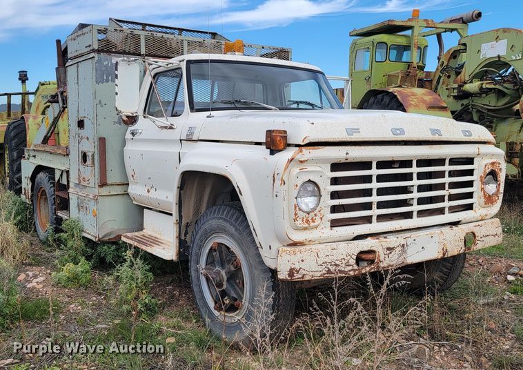 image for item JG9825 1979 Ford F700  utility / service truck